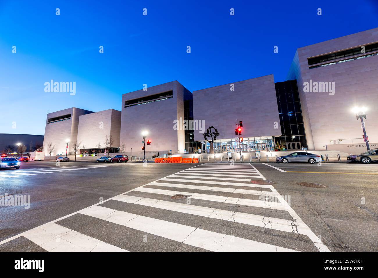 WASHINGTON DC — L'entrée de l'Independence Avenue du musée national de l'air et de l'espace Smithsonian brille au crépuscule sur le National Mall. Le musée abrite la plus grande collection au monde d'objets historiques d'avions et de vaisseaux spatiaux, y compris le premier avion des frères Wright et le module de commandement Apollo 11. Depuis son ouverture en 1976, le Musée de l’Air et de l’espace a accueilli plus de 350 millions de visiteurs, ce qui en fait l’un des musées les plus visités au monde. Banque D'Images