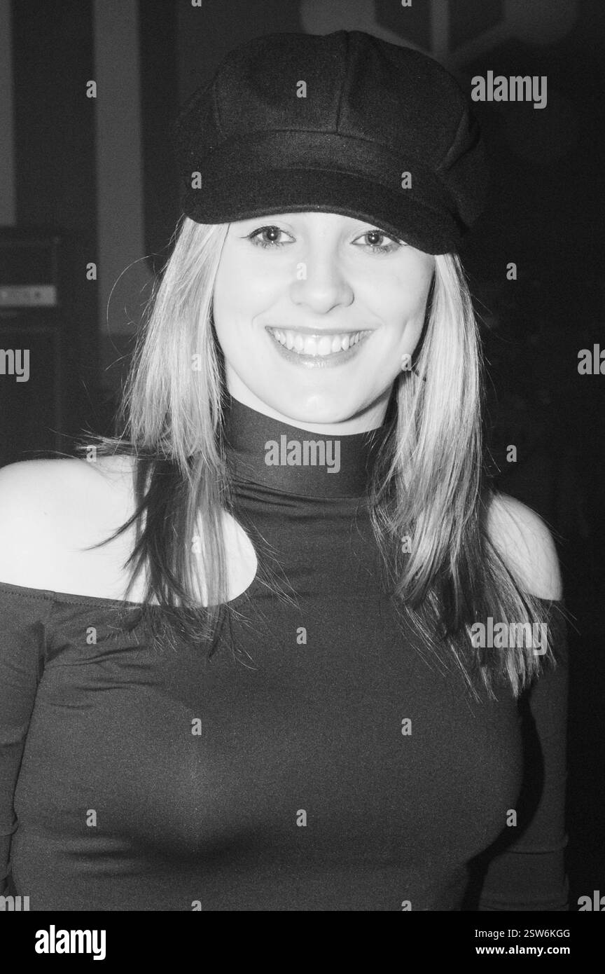 ELIN Fflur, PORTRAIT, 2004 : jeune chanteuse Elin Fflur aux Welsh Music Awards au Coal Exchange de Cardiff, le 20 février 2004. Photographie : ROB WATKINS. INFO : Elin Fflur est une chanteuse-compositrice et présentatrice de télévision galloise, née le 26 juillet 1984. Connue pour sa voix puissante et ses performances émotives, elle a gagné en renommée avec son succès au concours gallois de chant 'Cân i Gymru' et sa carrière musicale ultérieure. Banque D'Images