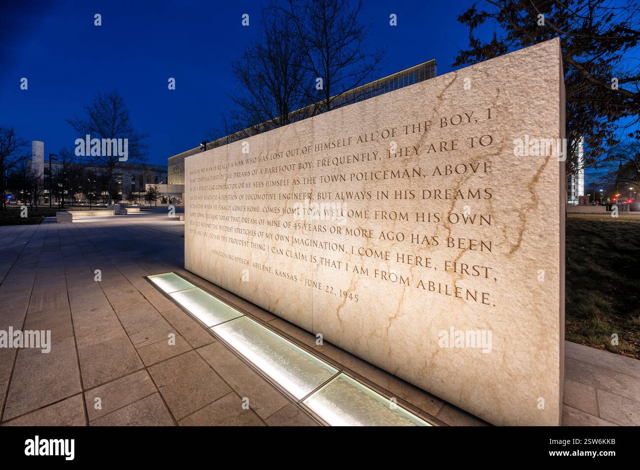 WASHINGTON DC — un bloc de pierre inscrit au mémorial d'Eisenhower montre le texte du discours de retour d'Eisenhower le 22 juin 1945 à Abilene, Kansas. La citation, sculptée dans le calcaire, reflète les rêves d'enfance et la fierté de sa ville natale, soulignant le lien d'Eisenhower avec ses racines du Kansas. Cette inscription est l'une des nombreuses citations commémoratives qui aident à raconter l'histoire de la vie et des valeurs d'Eisenhower. Banque D'Images