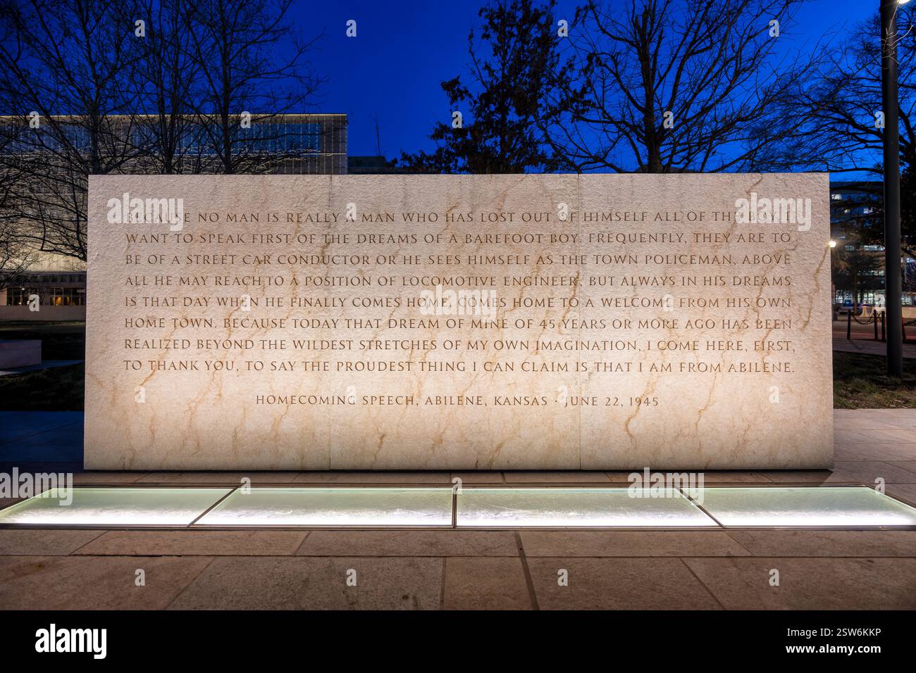 WASHINGTON DC — un bloc de pierre inscrit au mémorial d'Eisenhower montre le texte du discours de retour d'Eisenhower le 22 juin 1945 à Abilene, Kansas. La citation, sculptée dans le calcaire, reflète les rêves d'enfance et la fierté de sa ville natale, soulignant le lien d'Eisenhower avec ses racines du Kansas. Cette inscription est l'une des nombreuses citations commémoratives qui aident à raconter l'histoire de la vie et des valeurs d'Eisenhower. Banque D'Images