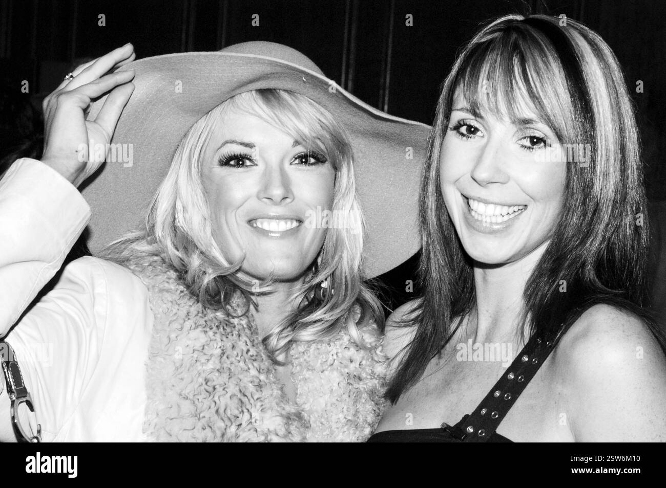 GWENNO, ALEX JONES, JEUNE, 2004 : chanteur Gwenno Saunders et présentateur de télévision Alex Jones aux Welsh Music Awards au Coal Exchange de Cardiff, le 20 février 2004. Photographie : ROB WATKINS Banque D'Images