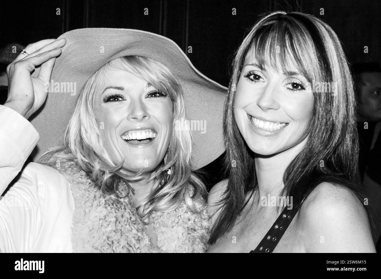 GWENNO, ALEX JONES, JEUNE, 2004 : chanteur Gwenno Saunders et présentateur de télévision Alex Jones aux Welsh Music Awards au Coal Exchange de Cardiff, le 20 février 2004. Photographie : ROB WATKINS Banque D'Images