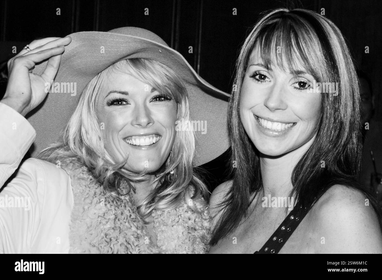 GWENNO, ALEX JONES, JEUNE, 2004 : chanteur Gwenno Saunders et présentateur de télévision Alex Jones aux Welsh Music Awards au Coal Exchange de Cardiff, le 20 février 2004. Photographie : ROB WATKINS Banque D'Images