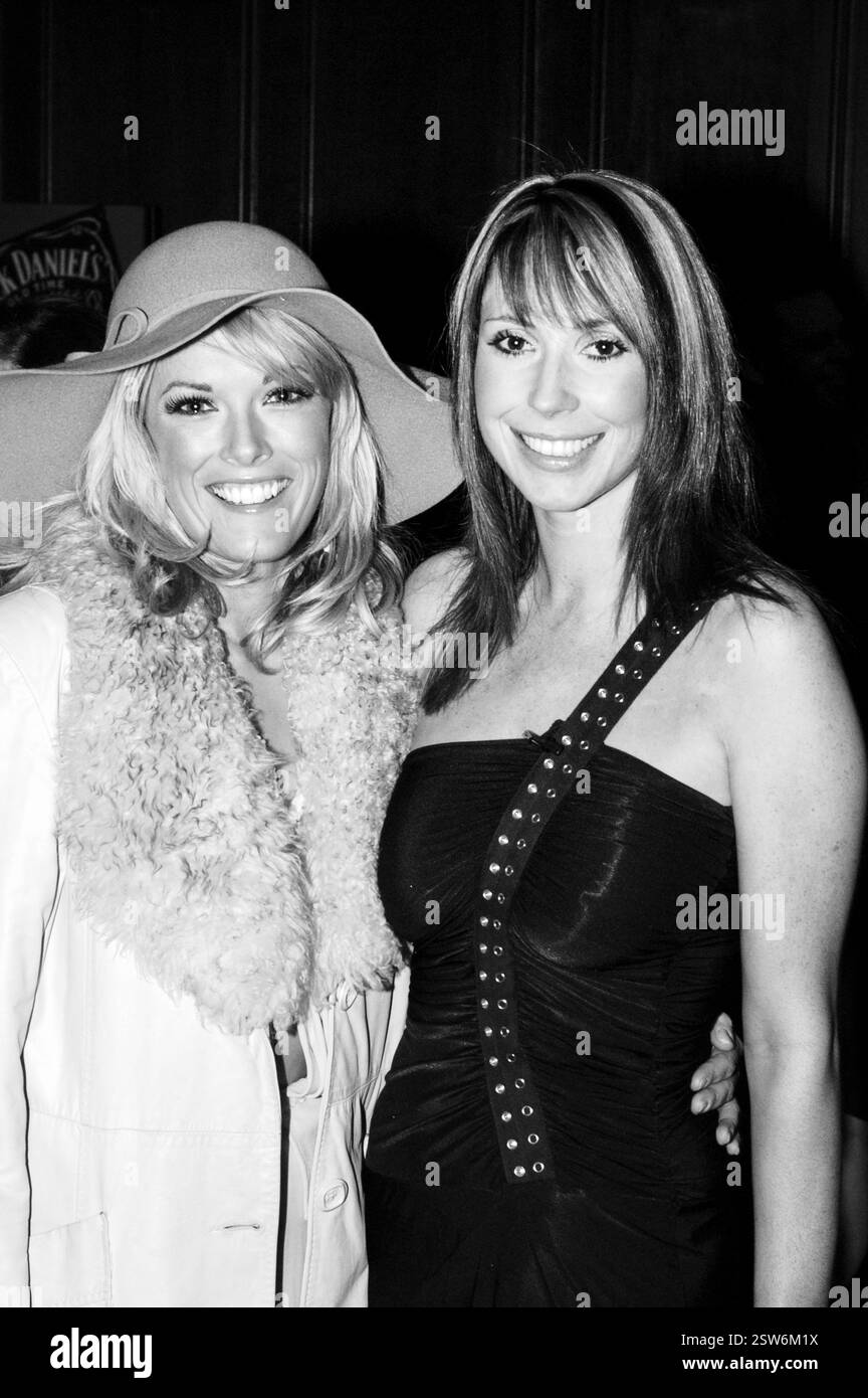 GWENNO, ALEX JONES, JEUNE, 2004 : chanteur Gwenno Saunders et présentateur de télévision Alex Jones aux Welsh Music Awards au Coal Exchange de Cardiff, le 20 février 2004. Photographie : ROB WATKINS Banque D'Images