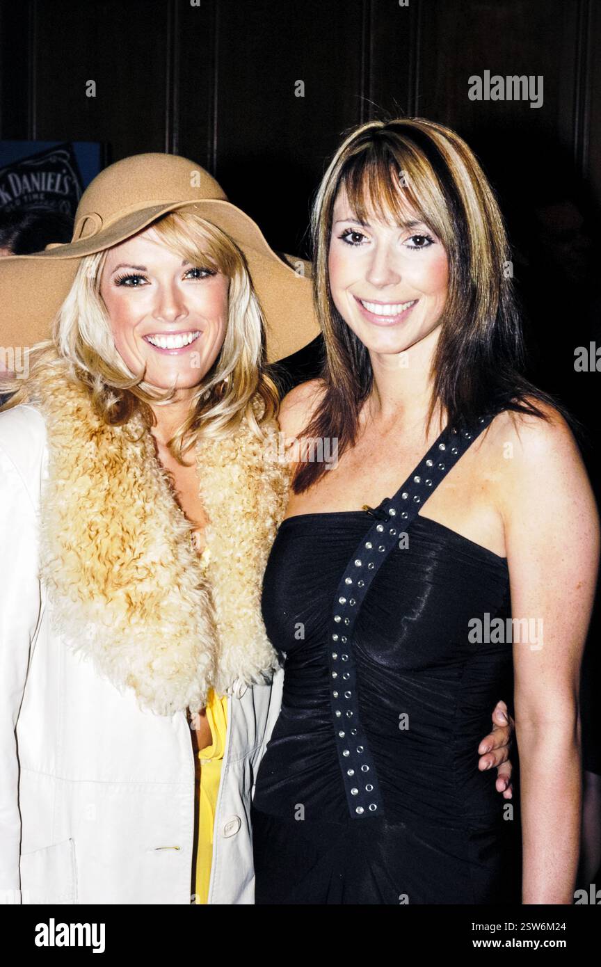 GWENNO, ALEX JONES, JEUNE, 2004 : chanteur Gwenno Saunders et présentateur de télévision Alex Jones aux Welsh Music Awards au Coal Exchange de Cardiff, le 20 février 2004. Photographie : ROB WATKINS Banque D'Images