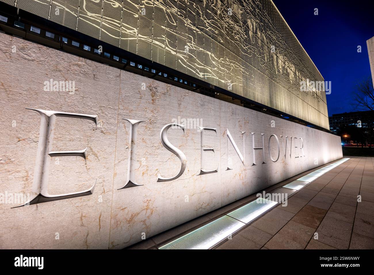 Mémorial Eisenhower à Washington DC | WASHINGTON DC — Le mémorial Dwight D. Eisenhower occupe un cadre de type parc de quatre acres (1,6 ha) près du National Mall, sa place est encadrée par des colonnes revêtues de calcaire d’environ 80 pieds (24 m) de haut et une tapisserie en acier inoxydable d’environ 447 pieds (136 m) de long. Le design de l’architecte Frank Gehry — le produit d’un processus de planification de près de deux décennies — a été dédié le 17 septembre 2020, en faisant le premier mémorial présidentiel national achevé au vingt-et-unième siècle. Trois groupes sculpturaux en bronze de Sergey Eylanbekov représentent Eisenhower en tant que Kansas y Banque D'Images