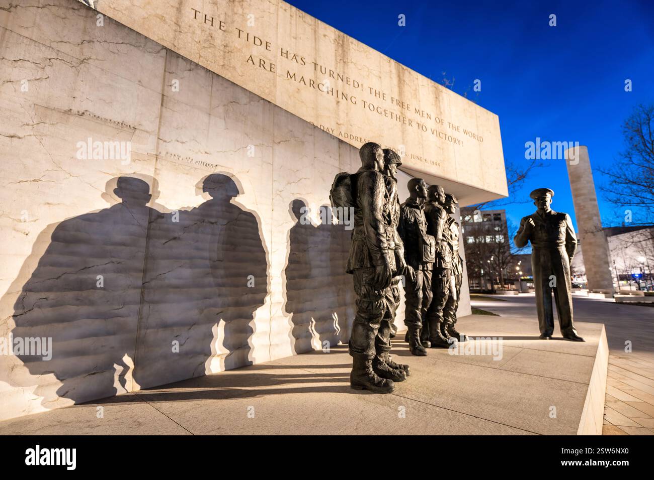 WASHINGTON DC — Un groupe sculptural en bronze de Sergey Eylanbekov au mémorial d'Eisenhower capture le général Eisenhower s'adressant aux soldats du 502e régiment d'infanterie parachutiste, 101e division aéroportée, avant l'invasion du jour J. La sculpture préserve le moment historique où le commandant suprême allié a parlé avec des parachutistes à l'aérodrome de Greenham Common en Angleterre le 5 juin 1944, quelques heures avant le début de l'invasion de la Normandie. Banque D'Images