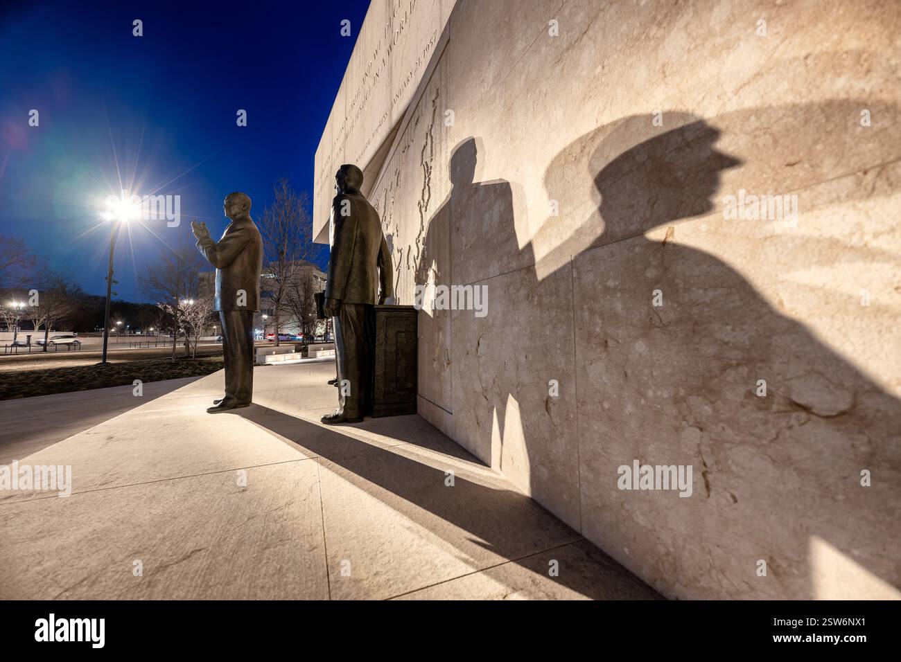WASHINGTON DC — Un groupe sculptural en bronze de Sergey Eylanbekov au Dwight D. Eisenhower Memorial représente Eisenhower en tant que président avec ses conseillers civils. La sculpture, qui fait partie du site commémoratif de quatre hectares dédié en 2020, représente le leadership présidentiel d'Eisenhower et l'esprit d'État de l'époque de la guerre froide. Ce groupe est l'un des trois principaux éléments sculpturaux du mémorial, aux côtés de représentations de son leadership militaire et de sa jeunesse. Banque D'Images