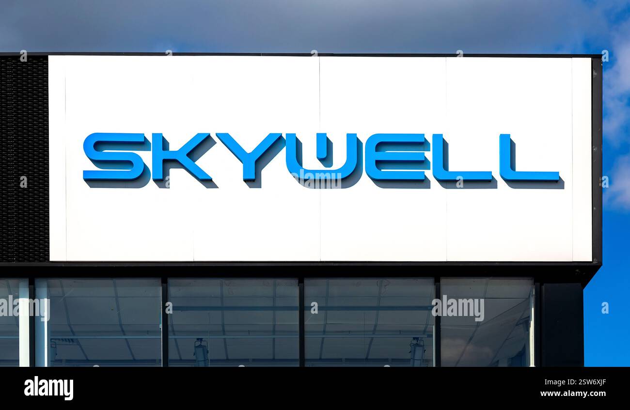 Marque chinoise Skywell. Skywell New Energy automobile Group est l'un des principaux véhicules électriques Banque D'Images