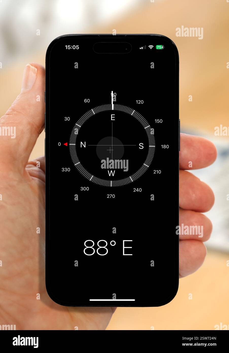Utilisation de l'app Compass sur un iPhone 16 plus Banque D'Images