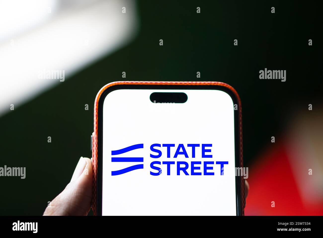 Dhaka, Bangladesh- 10 octobre 2024 : le logo de State Street Corporation est affiché sur le smartphone. Banque D'Images Dhaka, Bangladesh- 10 octobre 2024 : le logo de State Street Corporation est affiché sur le smartphone. Banque D'Images