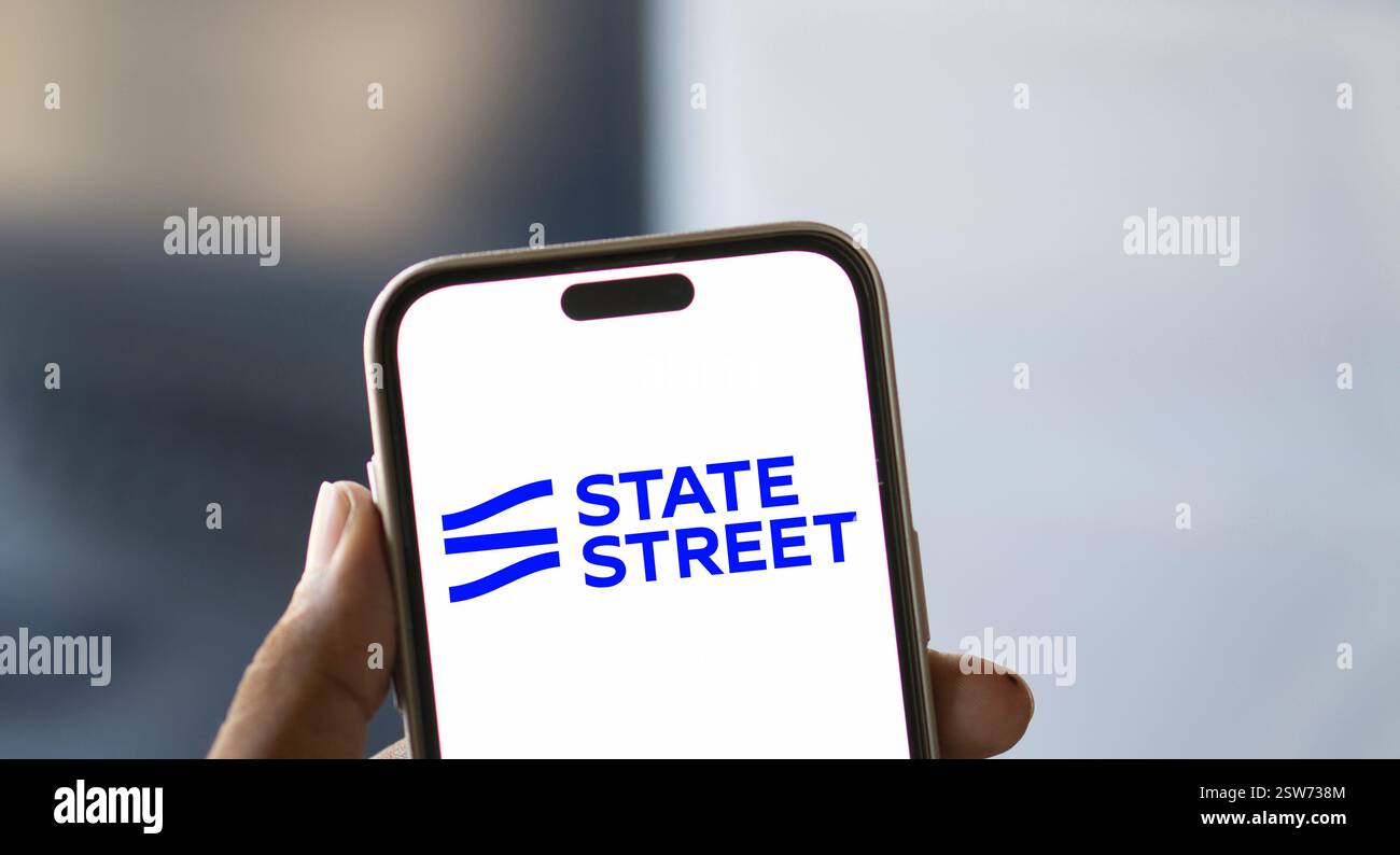 Dhaka, Bangladesh- 10 octobre 2024 : le logo de State Street Corporation est affiché sur le smartphone. Banque D'Images Dhaka, Bangladesh- 10 octobre 2024 : le logo de State Street Corporation est affiché sur le smartphone. Banque D'Images
