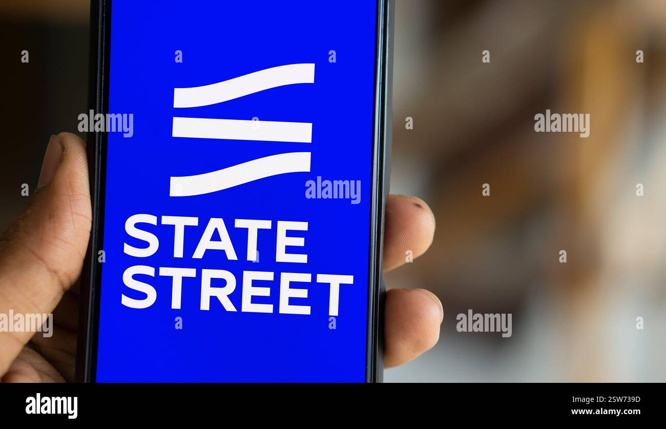 Dhaka, Bangladesh- 10 octobre 2024 : le logo de State Street Corporation est affiché sur le smartphone. Banque D'Images Dhaka, Bangladesh- 10 octobre 2024 : le logo de State Street Corporation est affiché sur le smartphone. Banque D'Images
