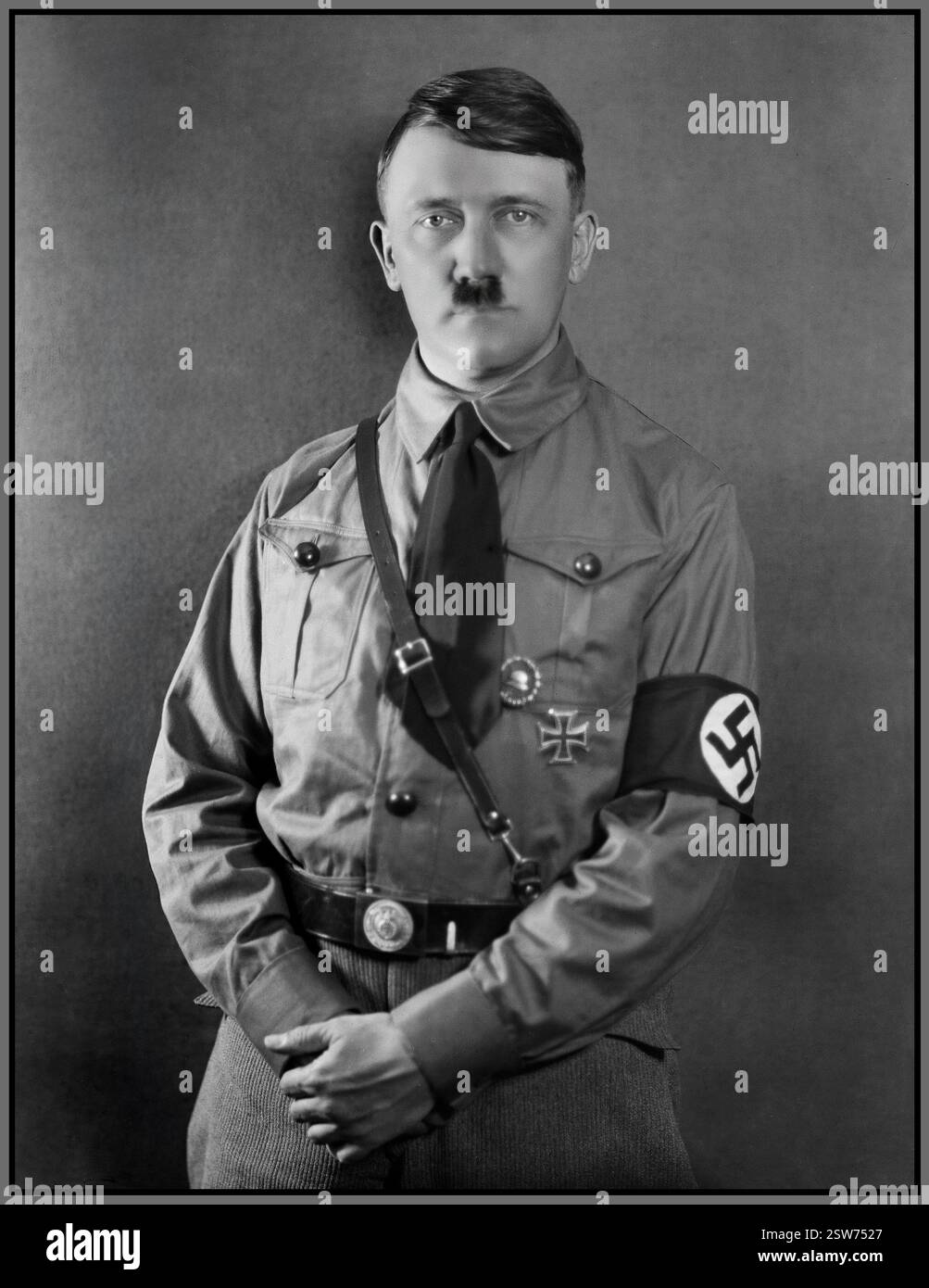 Adolf Hitler dans NSDAP Sturmabteilung uniforme militaire avec brassard Swastika 1929 portrait de studio formel par Hoffmann pour la propagande carte d'affiche électorale Allemagne nazie Banque D'Images Adolf Hitler dans NSDAP Sturmabteilung uniforme militaire avec brassard Swastika 1929 portrait de studio formel par Hoffmann pour la propagande carte d'affiche électorale Allemagne nazie Banque D'Images