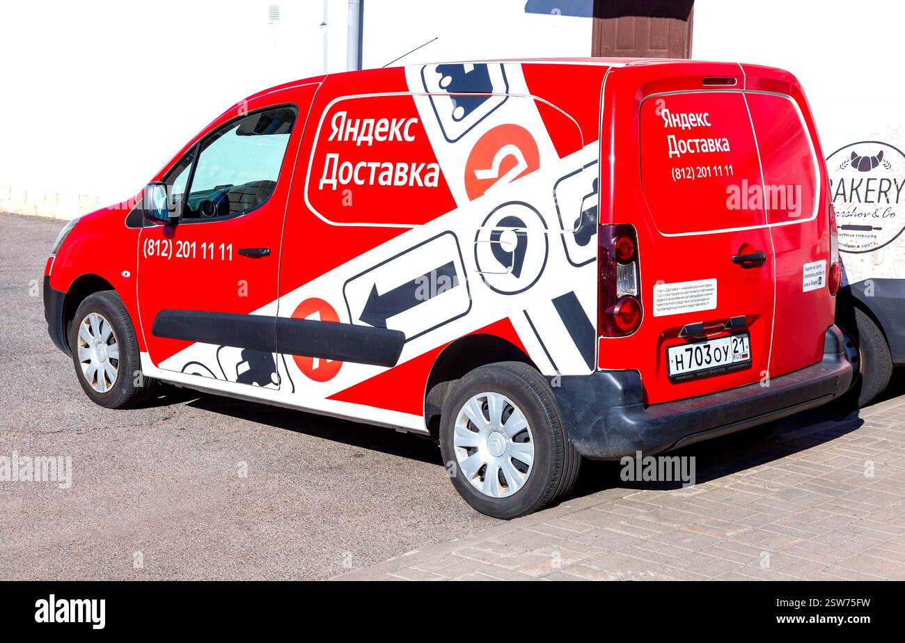 Voiture de marque d'un marché russe Yandex Market. Véhicule de livraison de marchandises de la boutique en ligne Yandex Market. Texte en russi Banque D'Images