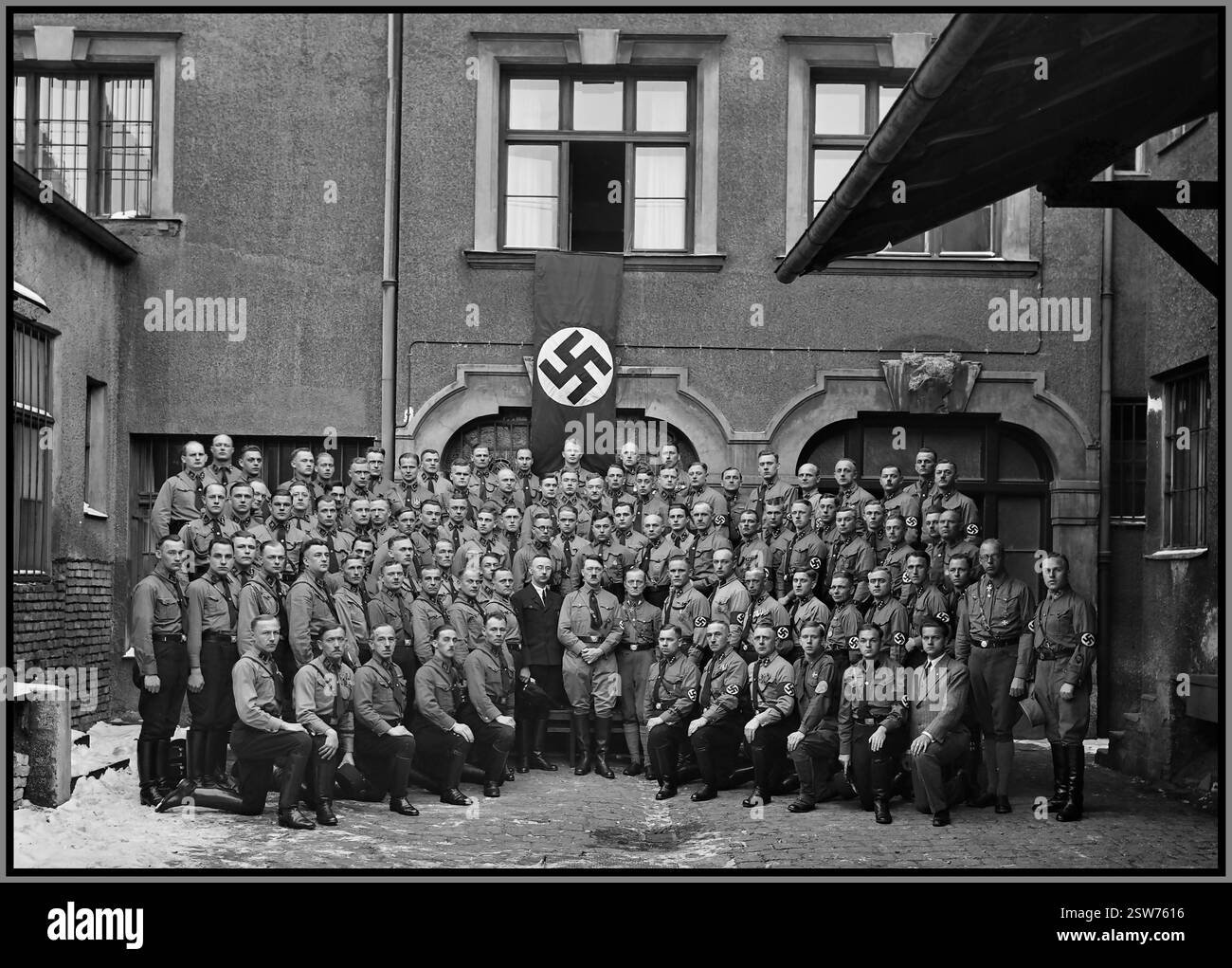 Diplômés des cours d'instruction du parti nazi à la Reichsführerschule der sa à Munich, Allemagne : «classe de leadership/cours no. 8 / SS course n° 1' (allemand : 8. Lehrgang / 1. SS-Kurus der Reichsführerschule ; VIII Lehrgang an der Reichsführer-Schule in München / 1. SS-Lehrgang), tenue du 31 janvier 1932 au 20 février 1932 : Portrait de groupe des participants au premier cours SS (Schutzstaffel) à l''école de leadership' de la Sturmabteilung (Reichsführerschule der sa), les 'chemises brunes' paramilitaires, une école pour dirigeants et officiers (Führer und Politischer Leiter) Banque D'Images
