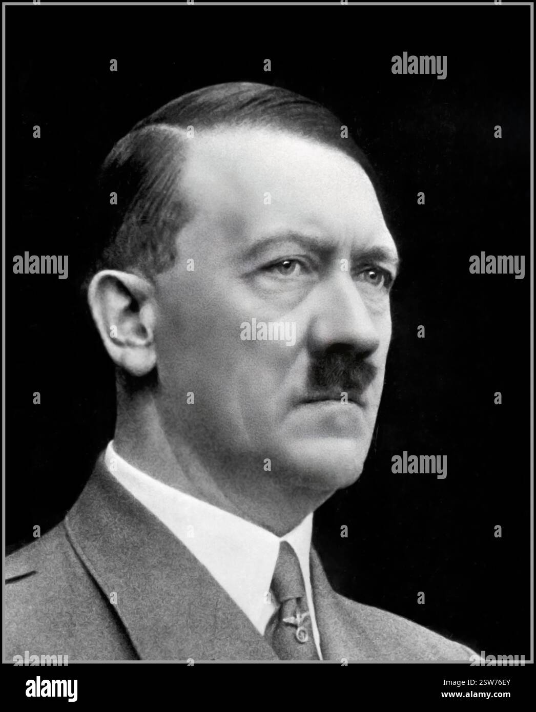 PORTRAIT ADOLF HITLER VISAGE proche portrait de Fuhrer Adolf Hitler par Heinrich Hoffman (photographe personnel) fond noir, expression contemplative sérieuse 1939 Banque D'Images PORTRAIT ADOLF HITLER VISAGE proche portrait de Fuhrer Adolf Hitler par Heinrich Hoffman (photographe personnel) fond noir, expression contemplative sérieuse 1939 Banque D'Images