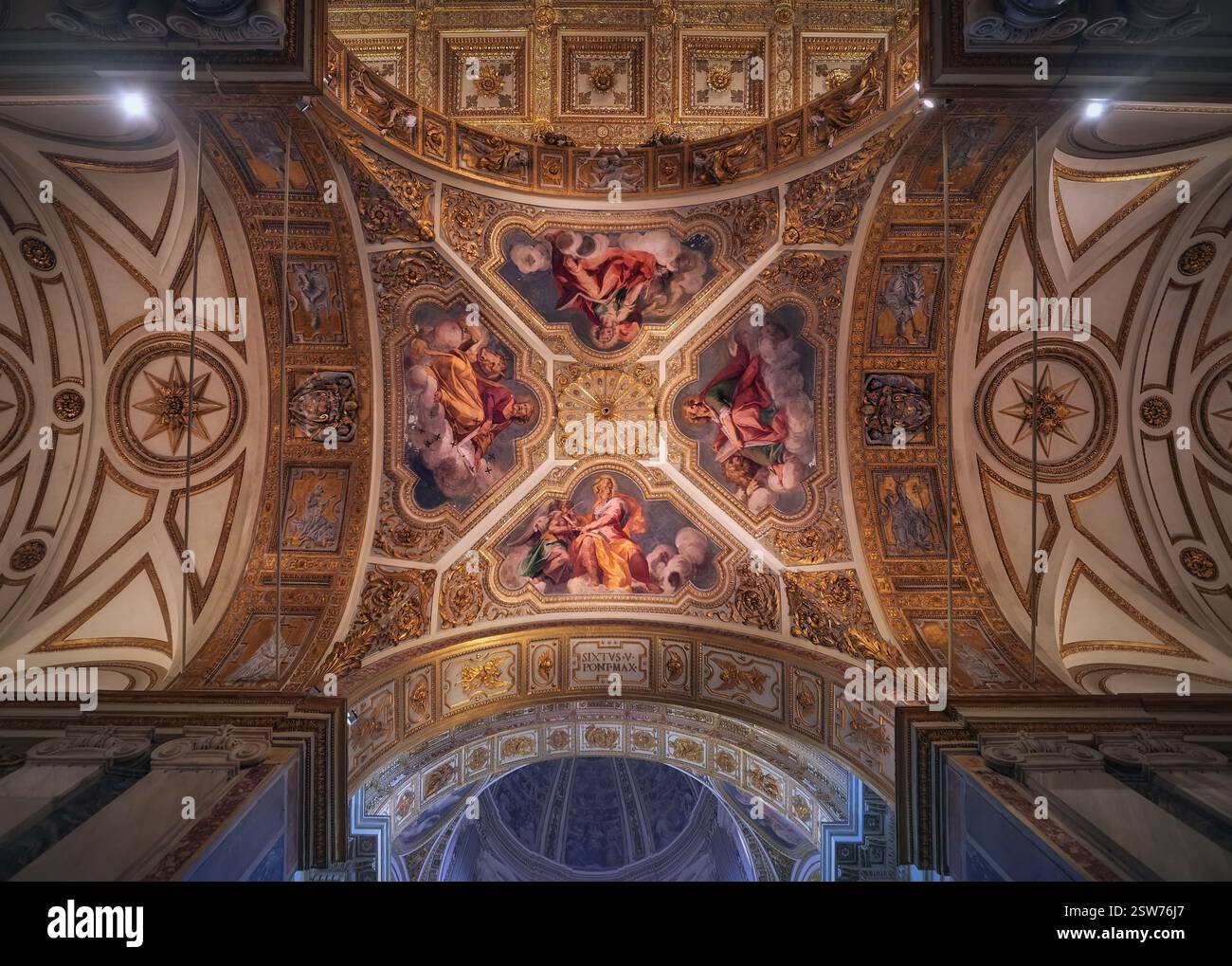 Plafond de la Basilique du Vatican : dôme orné, fresques et détails architecturaux créent une vue imprenable d'en bas Banque D'Images
