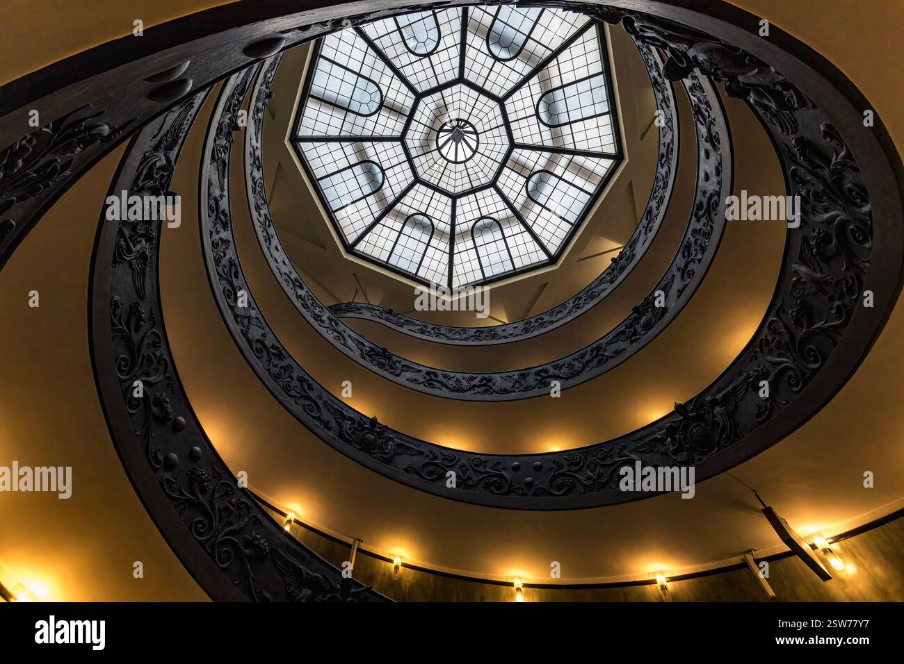 L'escalier moderne à double hélice ou l'escalier en colimaçon Bramante. Photo prise le 13 février 2025 au Musée Pio-Clémentine et conçue par Giu Banque D'Images