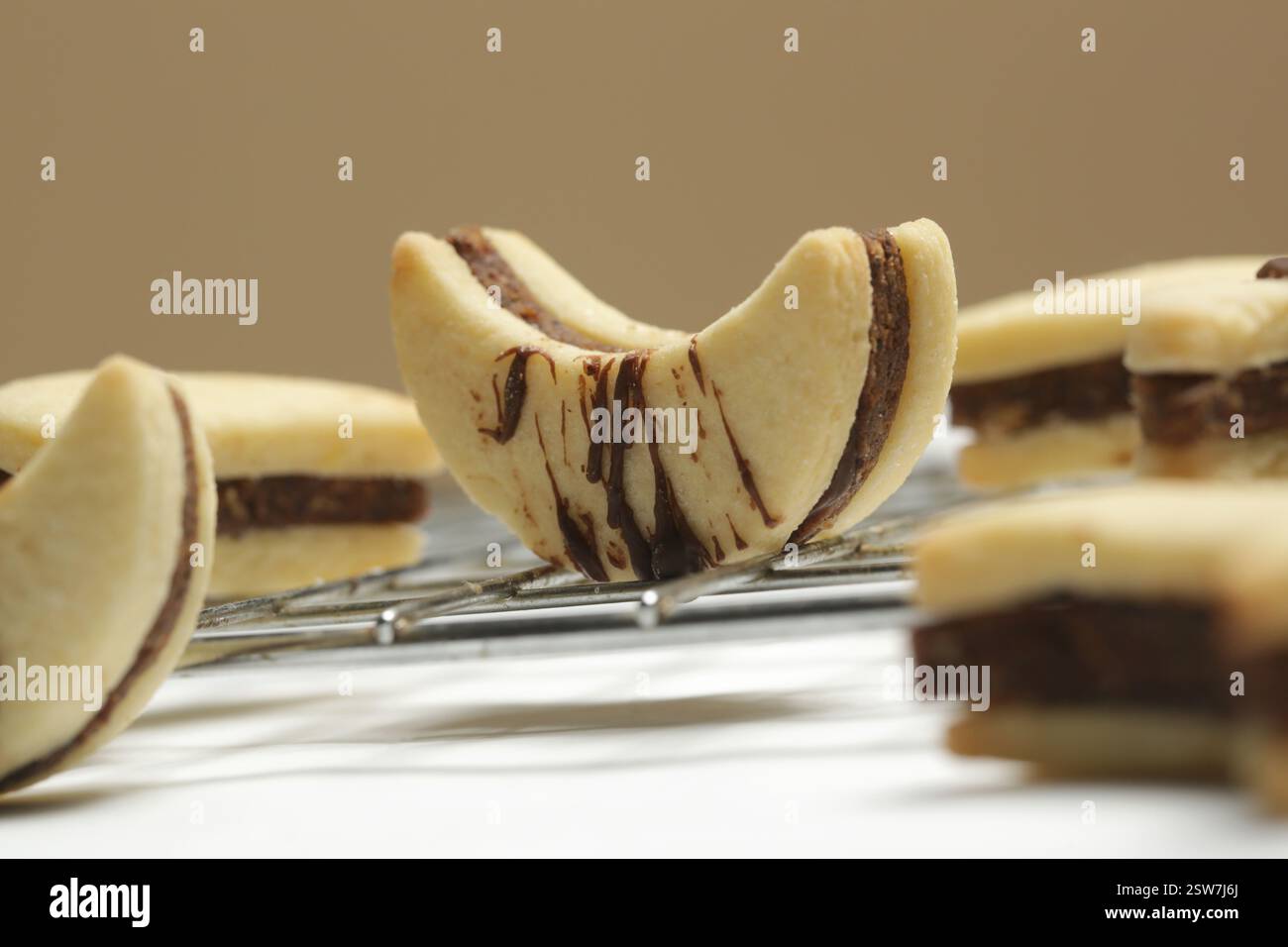 Biscuits croquants en croissant de lune garnis de cacao Banque D'Images