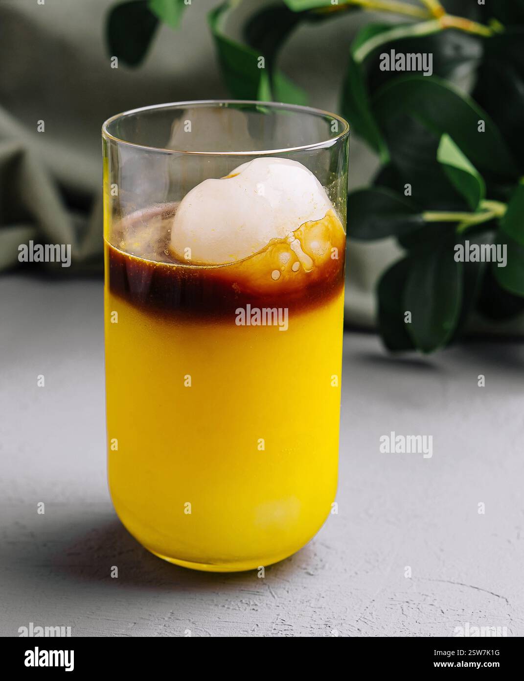 Cocktail de boule de glace tropicale sur le comptoir moderne Banque D'Images