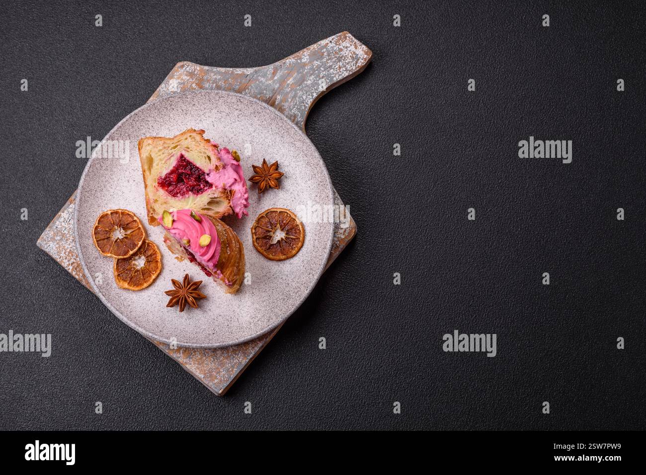 Craffin sucré ou panettone garni de crème aromatisée à la framboise et à la pistache Banque D'Images