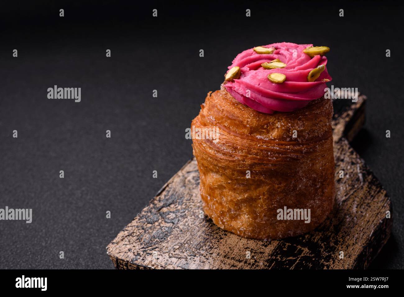 Craffin sucré ou panettone garni de crème aromatisée à la framboise et à la pistache Banque D'Images