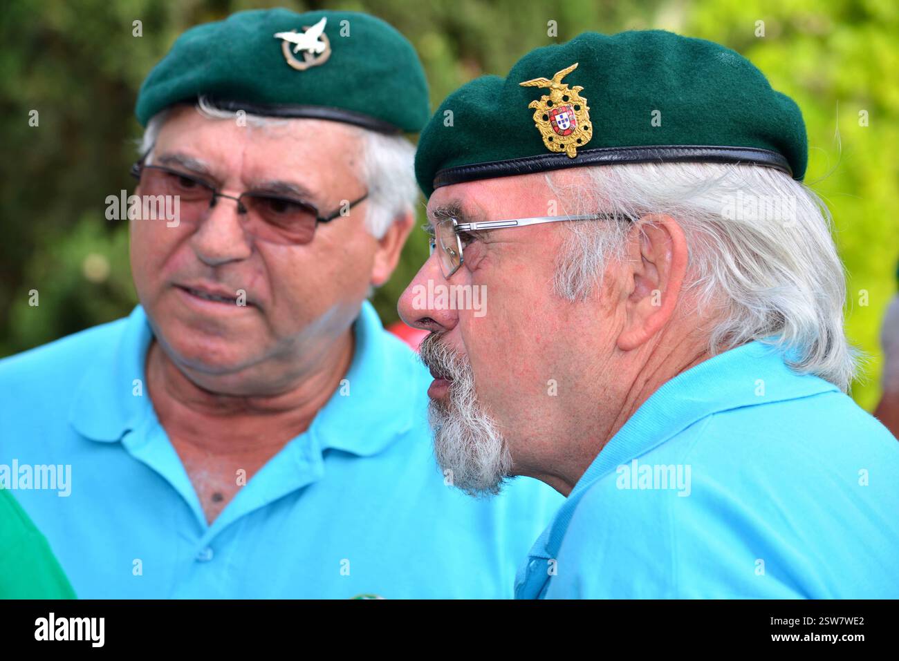 Deux vétérans des bérets verts parachutistes discutant lors d'une rencontre annuelle Banque D'Images