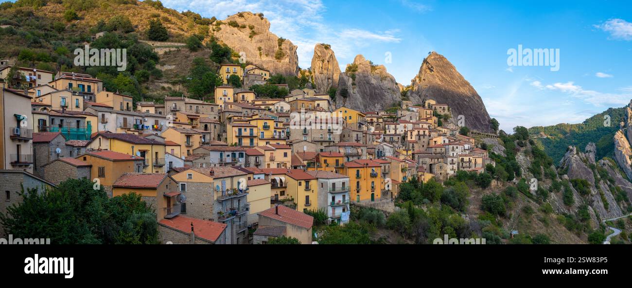 Vue imprenable sur le village de Castelmezzano en Italie niché au milieu de paysages montagneux spectaculaires Banque D'Images