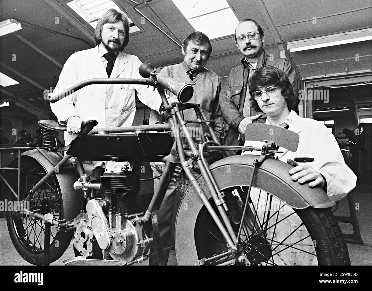 Les apprentis Bob Gordon-champ et Neil Lewis restaurent une vieille moto Sunbeam sous les yeux des instructeurs Malcolm Webster et Cyril Wakeman à IMI Marston. Novembre 1978. Banque D'Images
