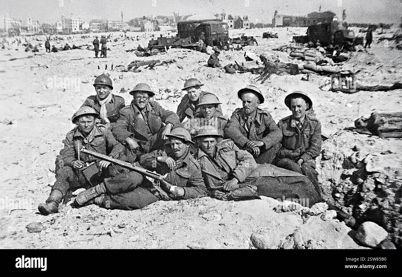 Solidiers du régiment d'infanterie du South Staffordshire assis sur la plage attendant d'être évacués de Dunkerque après l'échec de la campagne du corps expéditionnaire britannique. 1er juin 1940 Banque D'Images