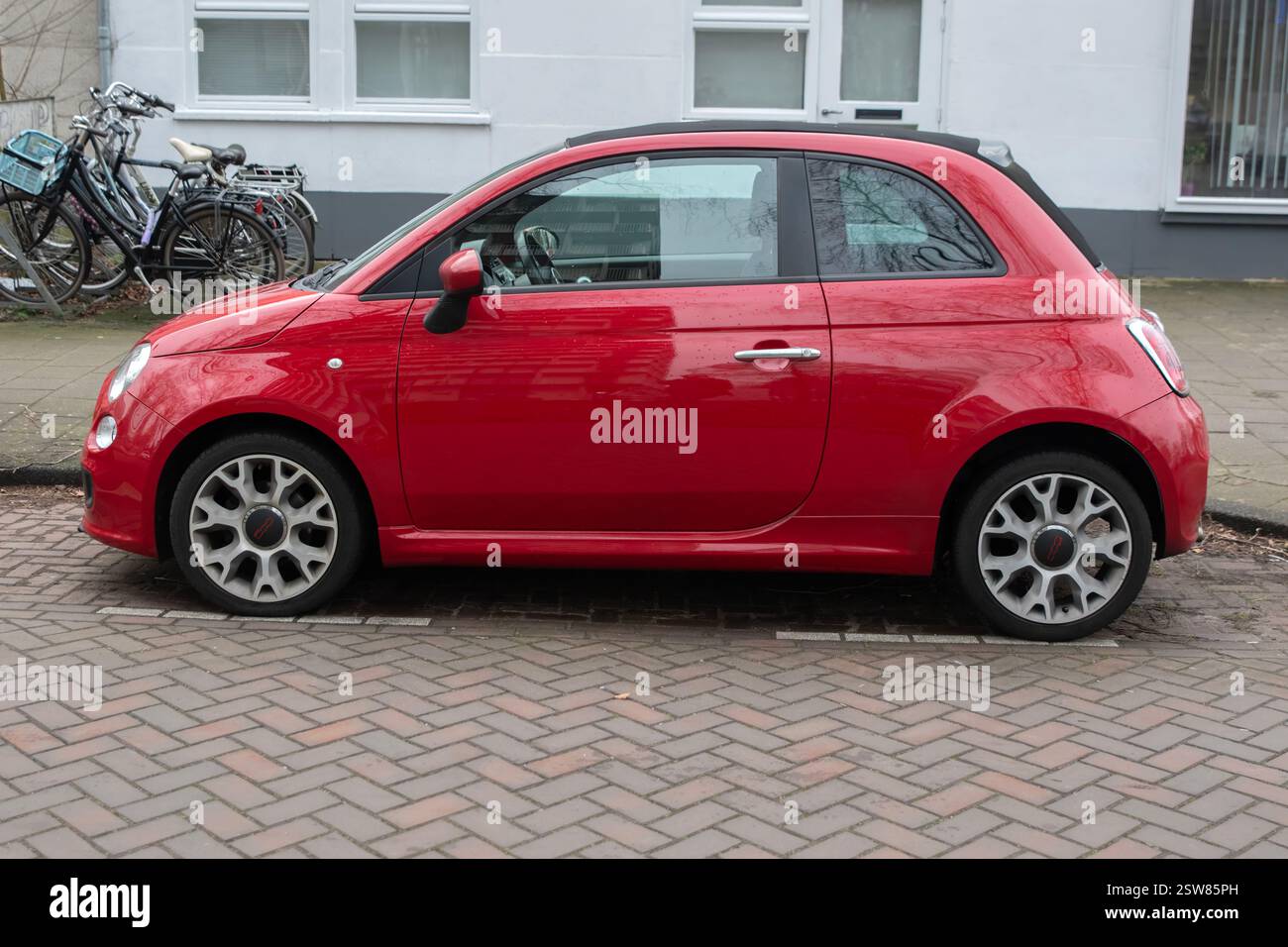 Une voiture Red Fiat 500 à Amsterdam aux pays-Bas 20-1-2025 Banque D'Images