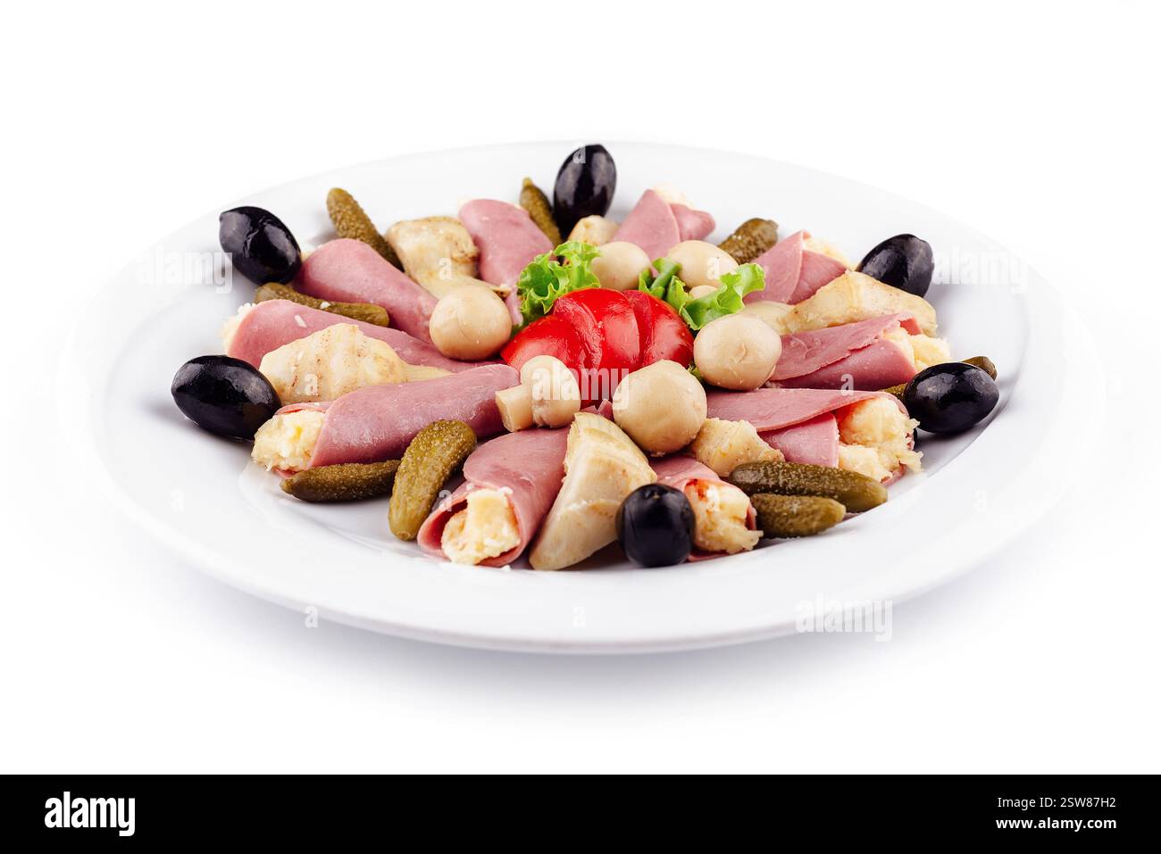 Rouleaux de viande au fromage décorés de champignons sur assiette blanche Banque D'Images