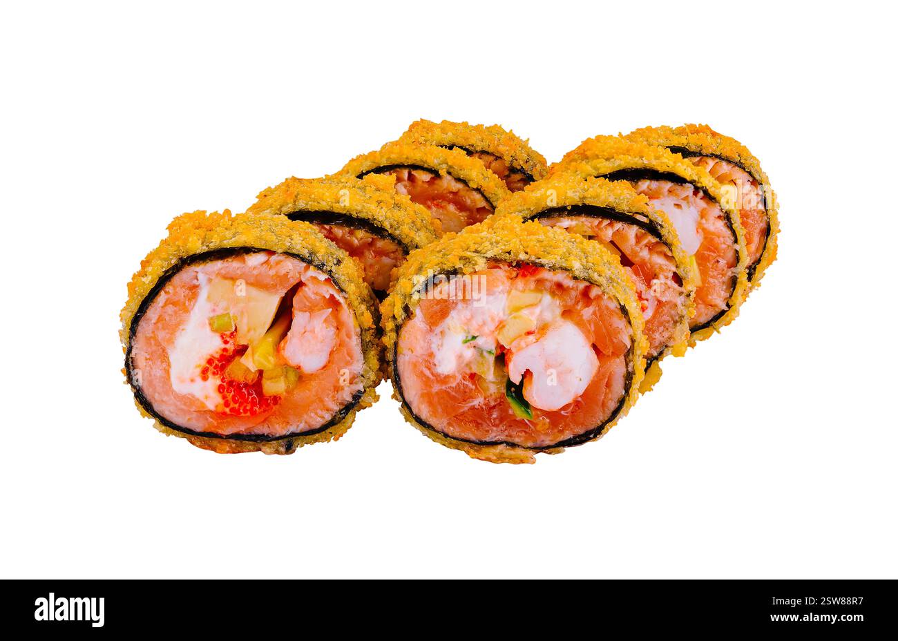 Rouleaux de sushi tempura maki recouverts de graines de sésame couchés sur fond blanc Banque D'Images