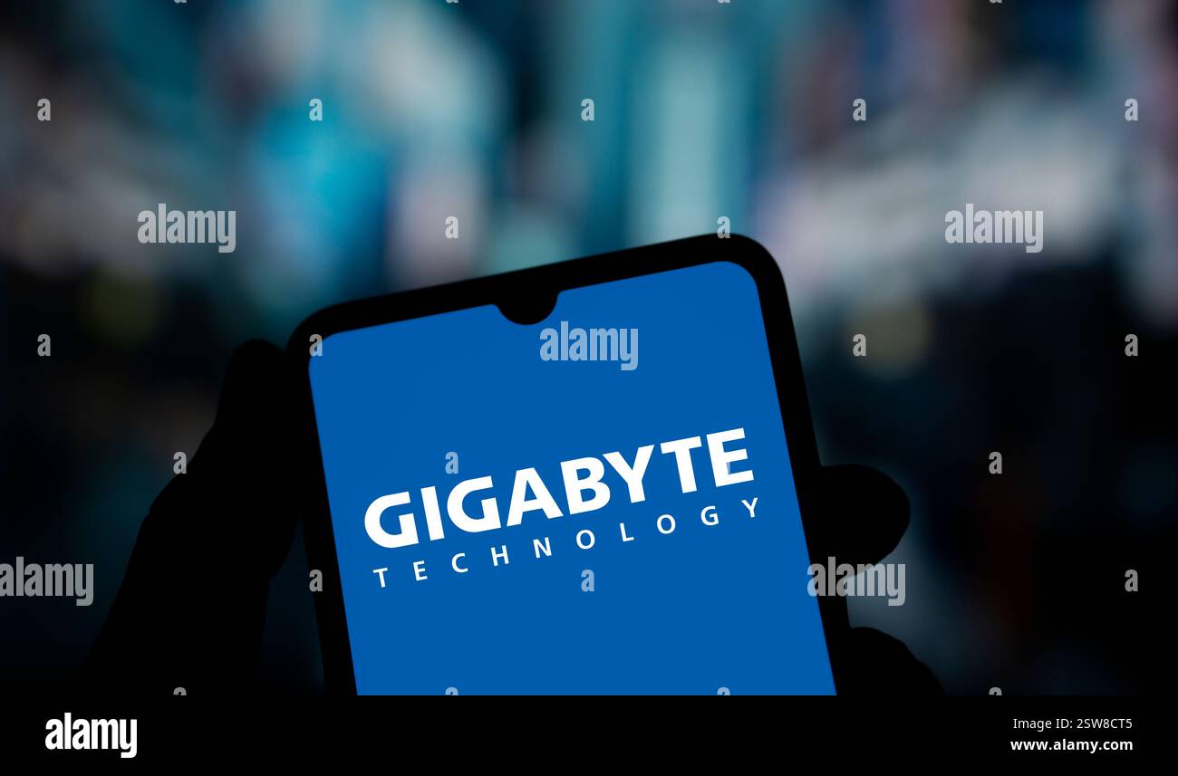 Dhaka, Bangladesh- 24 Oct 2024 : le logo GIGABYTE est affiché sur le smartphone. Banque D'Images