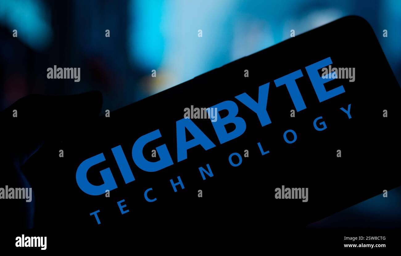 Dhaka, Bangladesh- 24 Oct 2024 : le logo GIGABYTE est affiché sur le smartphone. Banque D'Images