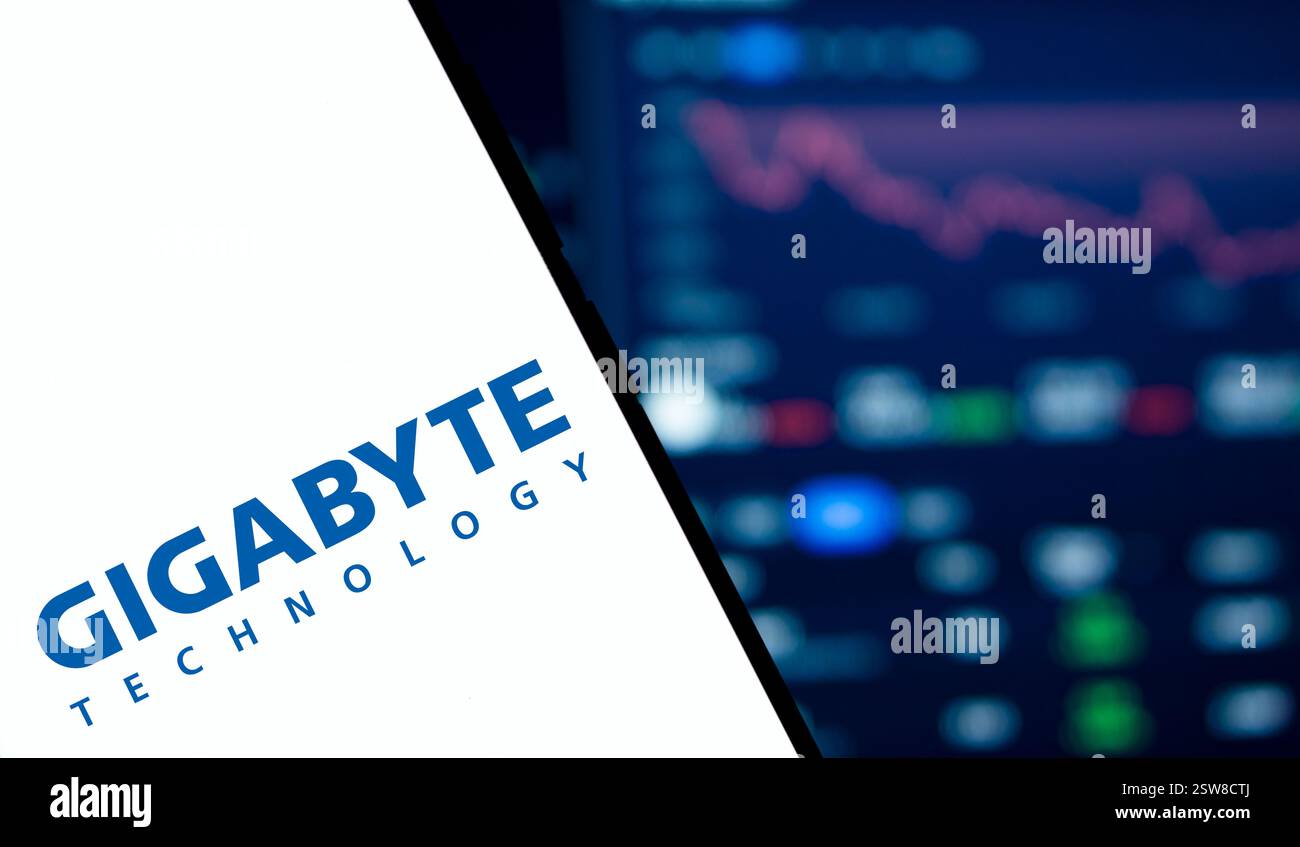 Dhaka, Bangladesh- 24 Oct 2024 : le logo GIGABYTE est affiché sur le smartphone. Banque D'Images