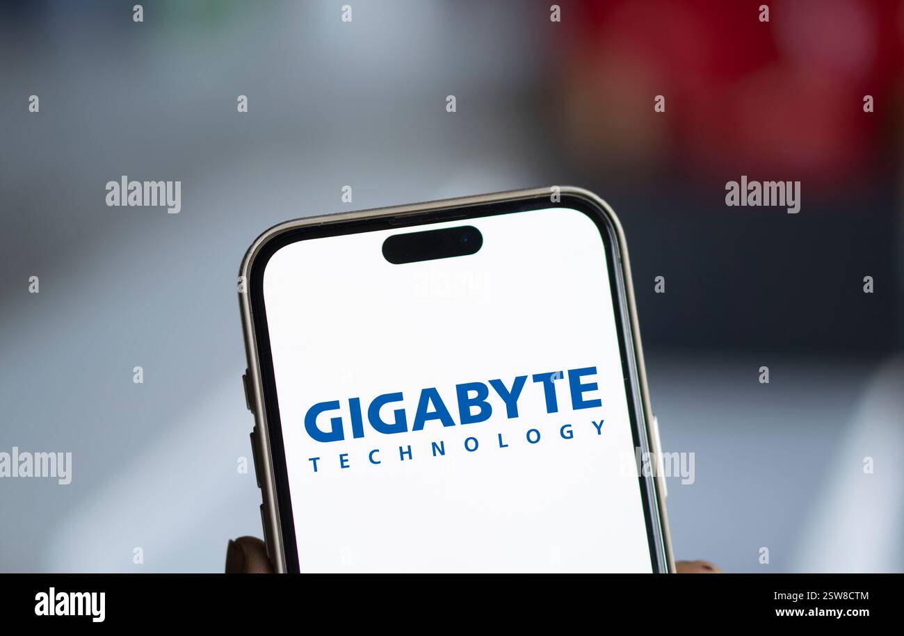 Dhaka, Bangladesh- 24 Oct 2024 : le logo GIGABYTE est affiché sur le smartphone. Banque D'Images