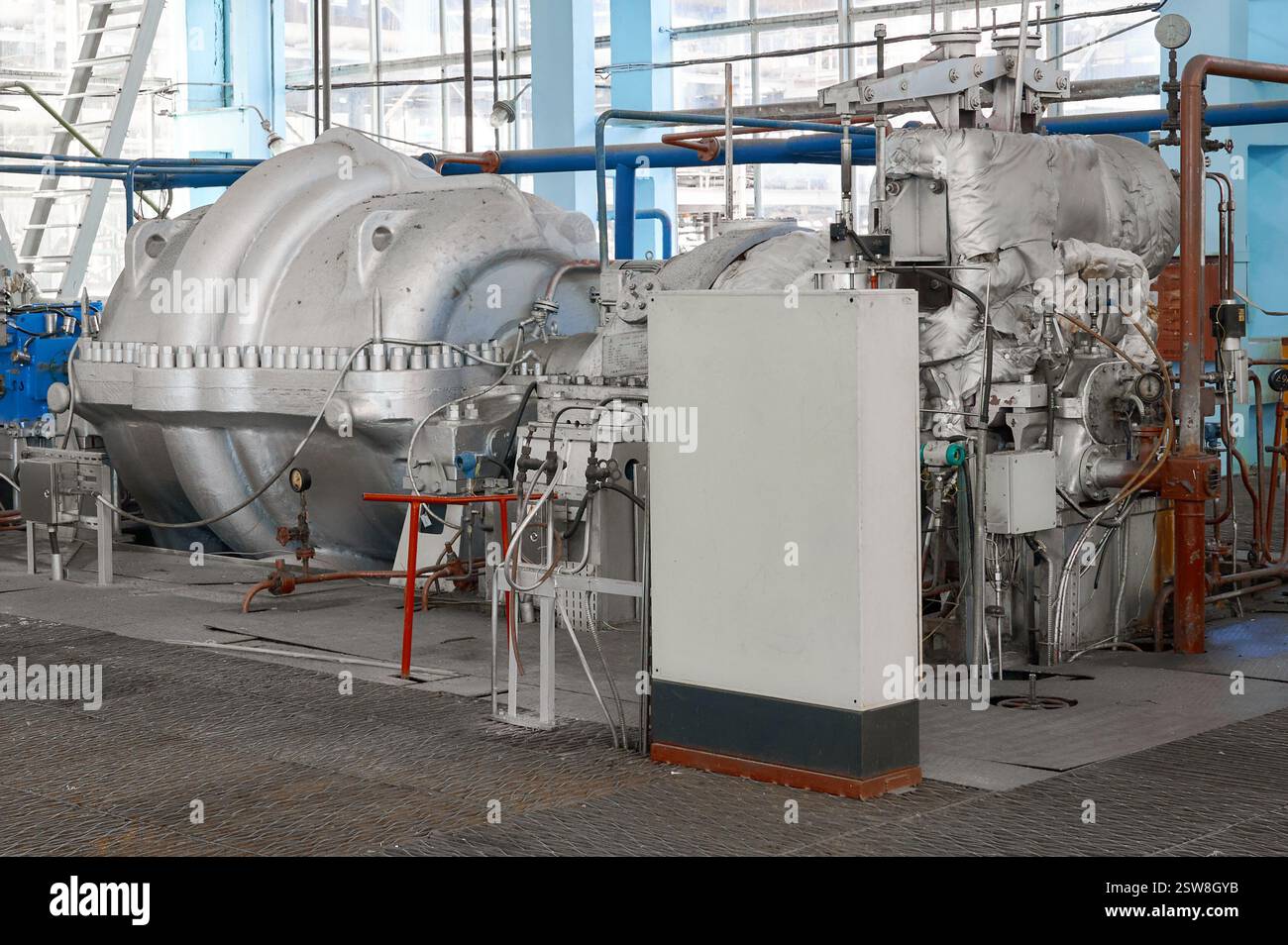 Pompe industrielle puissante fonctionnant dans une usine chimique, fournissant un transfert de fluide à haute efficacité dans une installation propre avec des machines avancées Banque D'Images