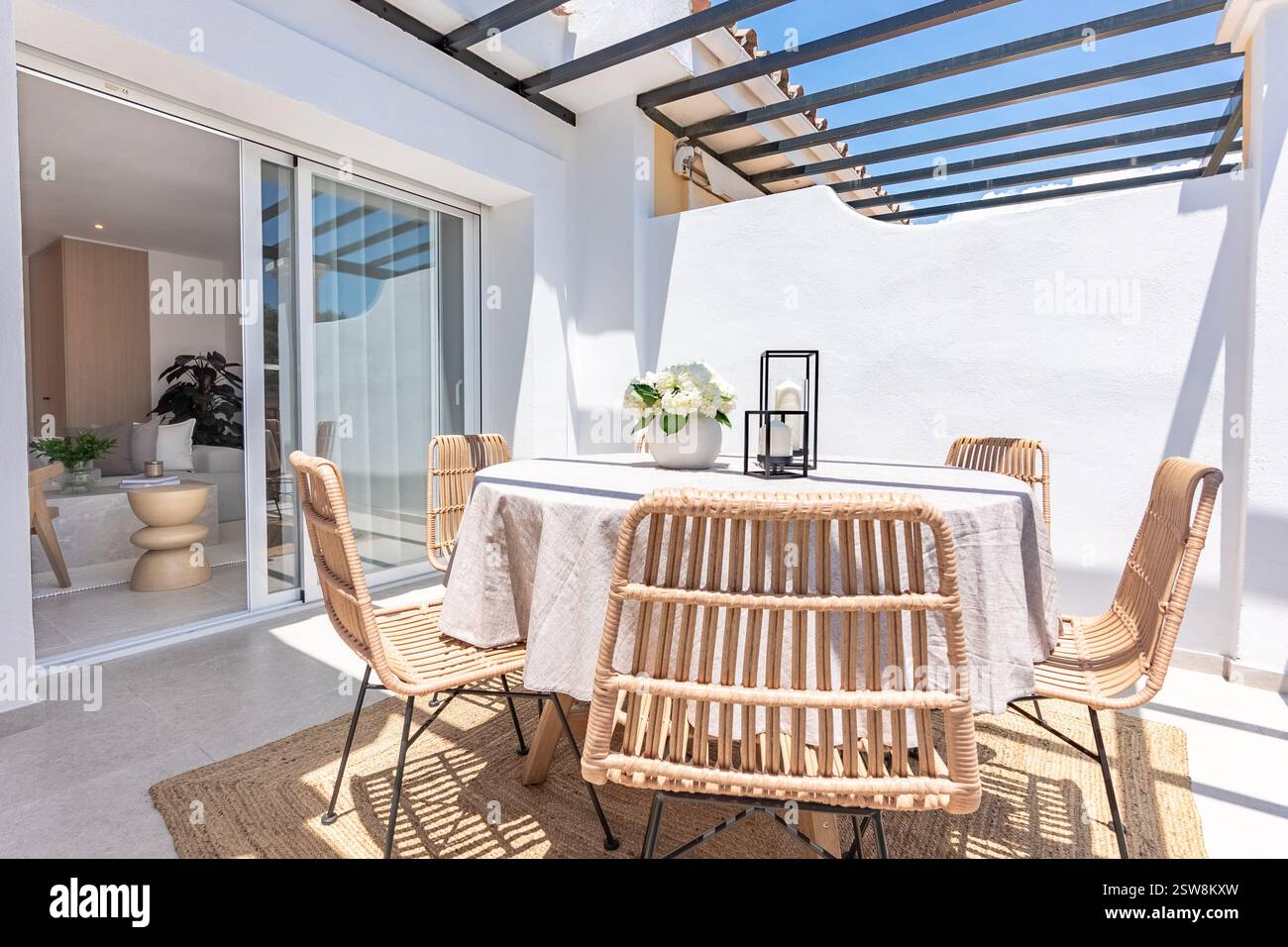 une image rapprochée d'une table à manger extérieure sur la terrasse ensoleillée de l'appartement méditerranéen Banque D'Images