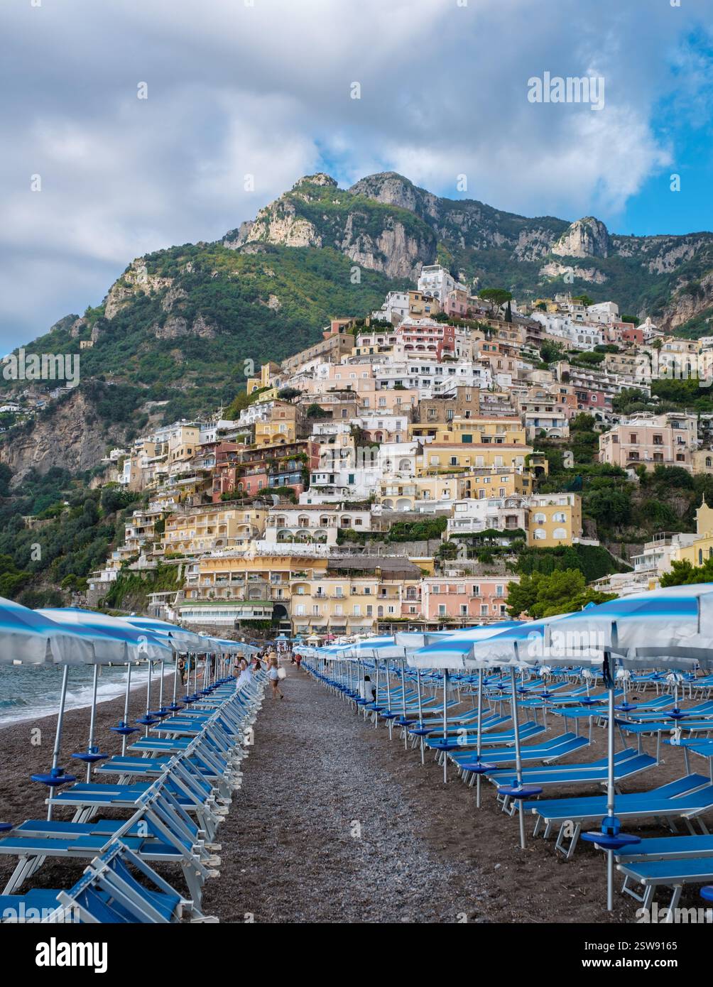 Scène de plage animée avec des maisons colorées sur la côte amalfitaine pendant une journée ensoleillée à Positano Banque D'Images