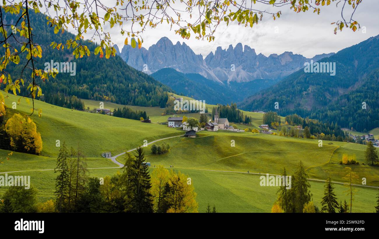 Explorez la magnifique beauté automnale des Dolomites, avec des paysages et des sommets vibrants Banque D'Images