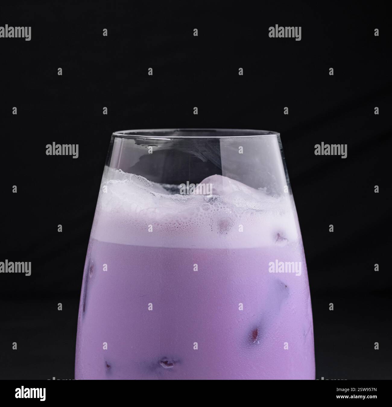 Thé à bulles taro violet debout sur fond sombre Banque D'Images