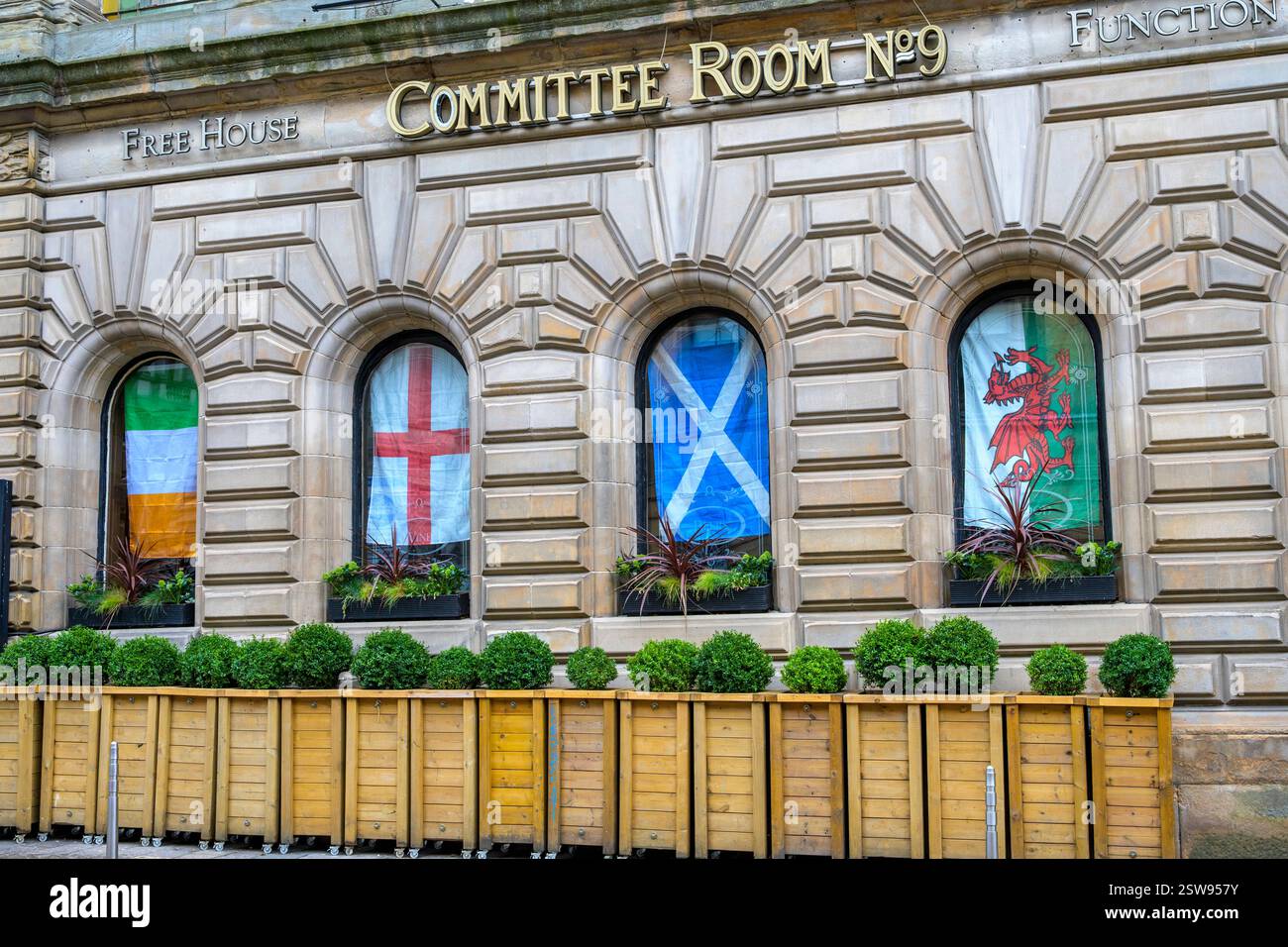 Drapeaux affichés dans la vitrine d'un pub pour le tournoi de rugby des six Nations, John Street, Glasgow, Écosse, Royaume-Uni, Europe Banque D'Images