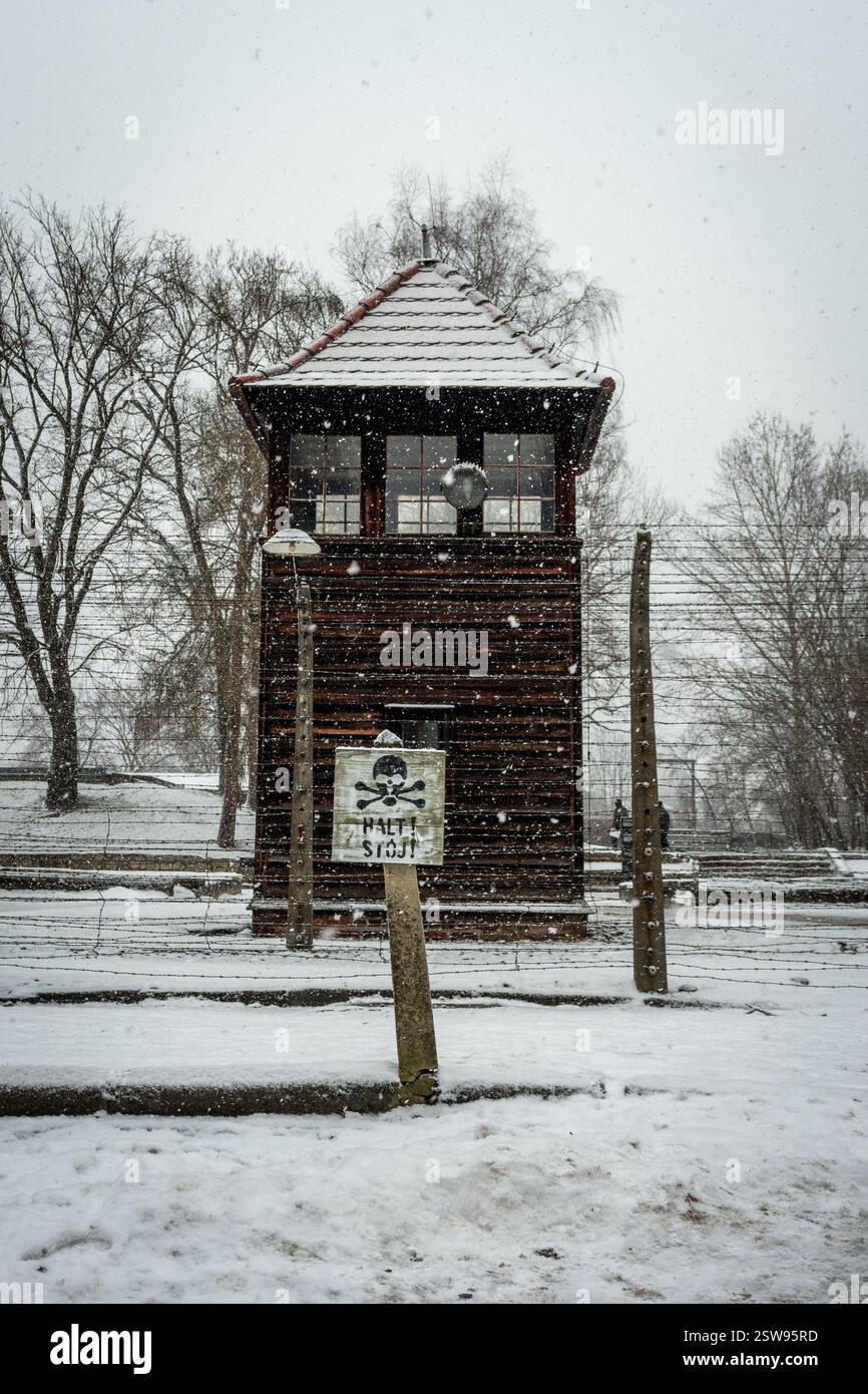 Watchtower à Auschwitz lors d'une journée d'hiver enneigée en Pologne Banque D'Images
