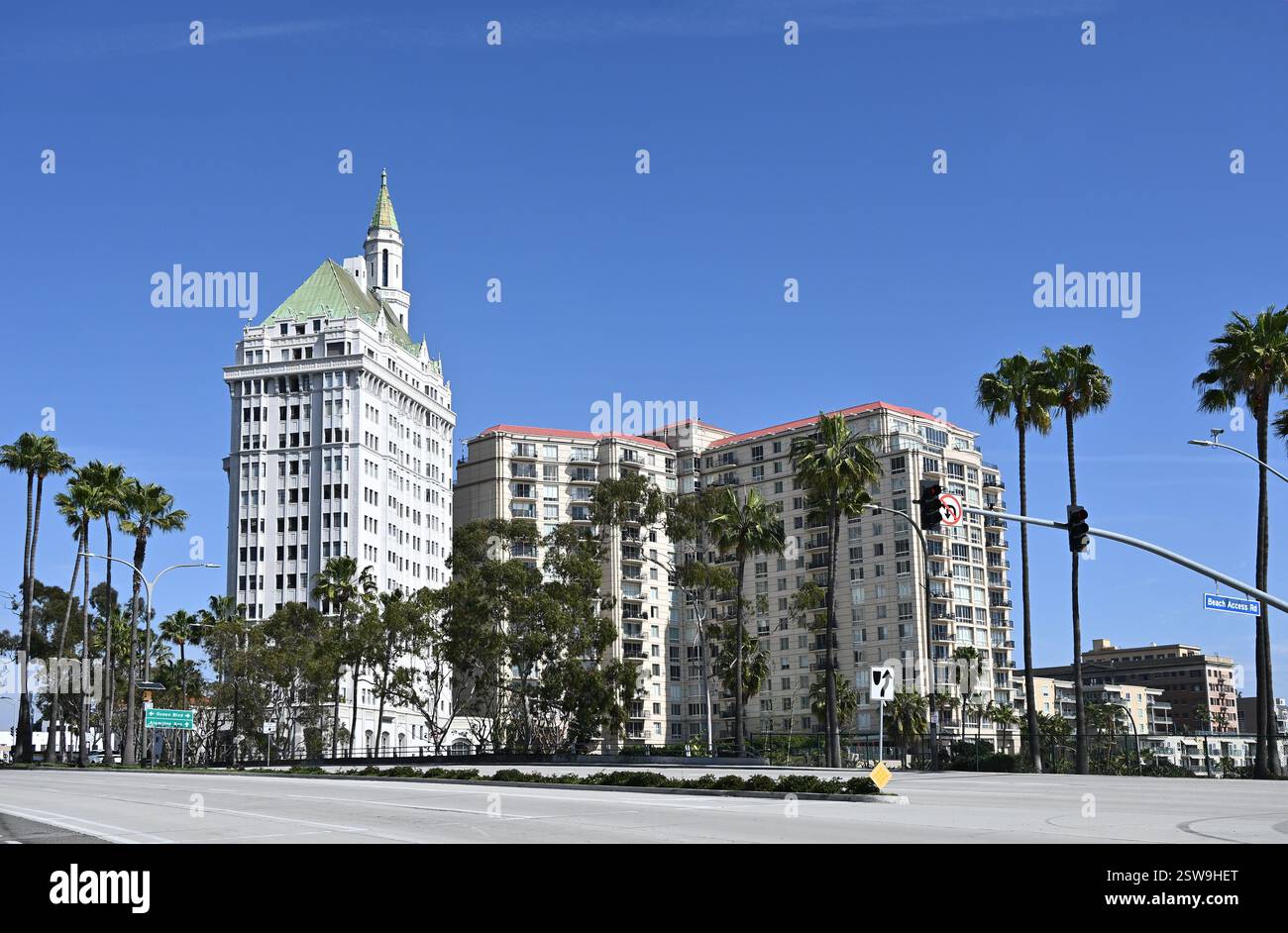 LONG BEACH, CALIFORNIE - 19 février 2025 : la Villa Riviera et les condominiums Pacific sur Ocean Boulevard. Banque D'Images