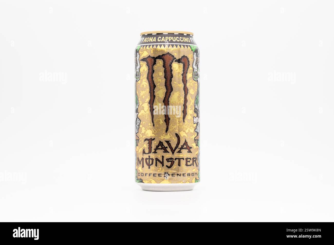 Boisson Monster Java Kona Cappuccino de 2013. La boisson énergisante est un mélange de café crémeux. L'ancienne conception de boîte est texturée et de couleur dorée. Banque D'Images
