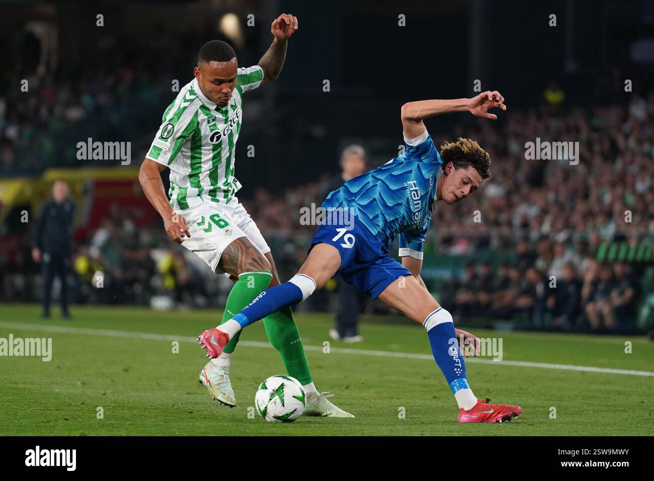 Natan de Souza (Real Betis) et Franck Surdez (KAA Gent) lors du match de l'UEFA Conference League entre Real Betis et KAA Gent, à Benito Villamarin on Banque D'Images