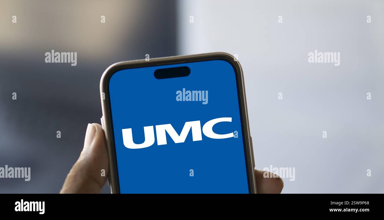 Dhaka, Bangladesh- 05 novembre 2024 : le logo de United Microelectronics Corporation (UMC) est affiché sur le smartphone. Banque D'Images