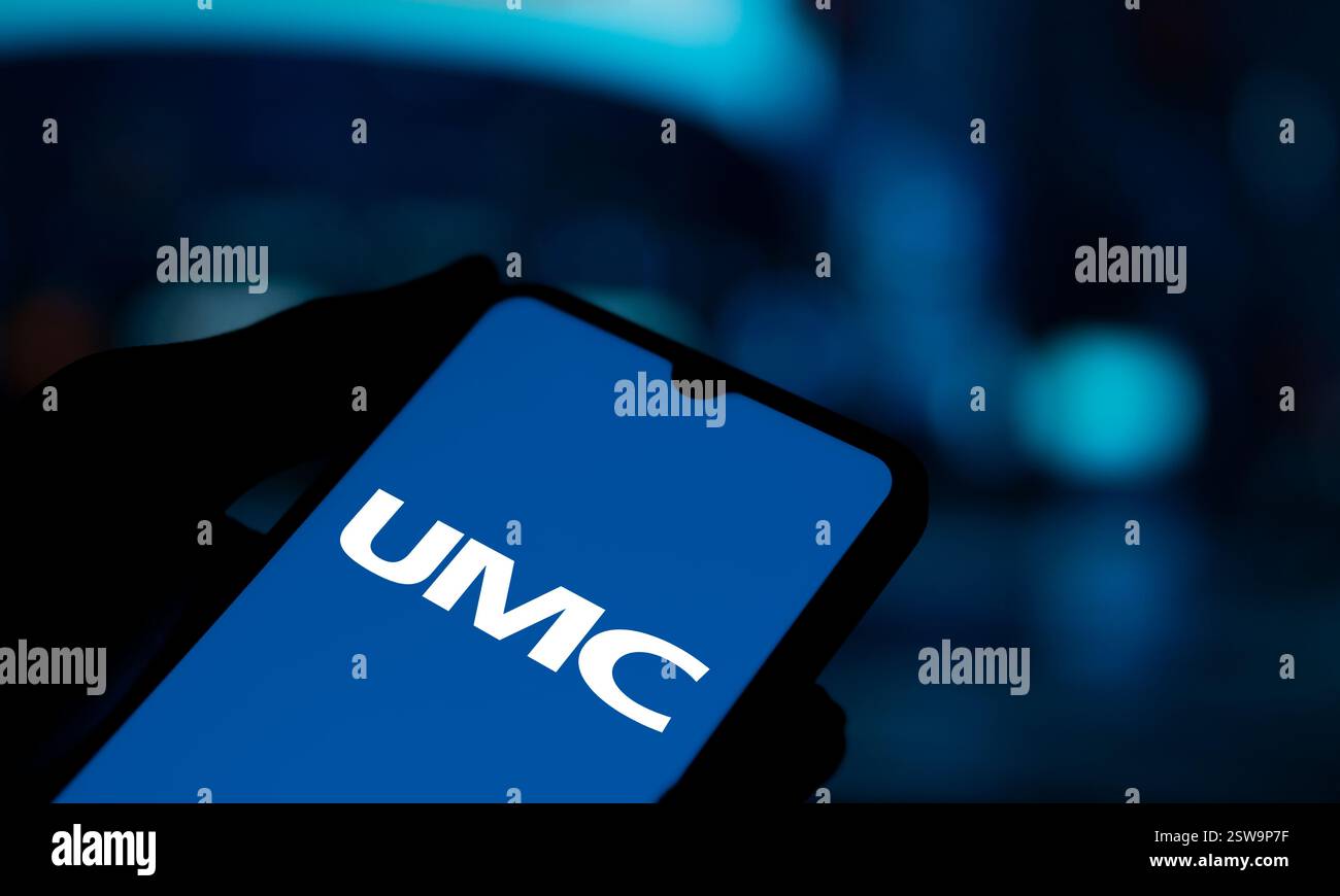 Dhaka, Bangladesh- 05 novembre 2024 : le logo de United Microelectronics Corporation (UMC) est affiché sur le smartphone. Banque D'Images